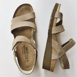 ⭐️NEW⭐️ EUC Naot Kayla wedge sandal (8/39)